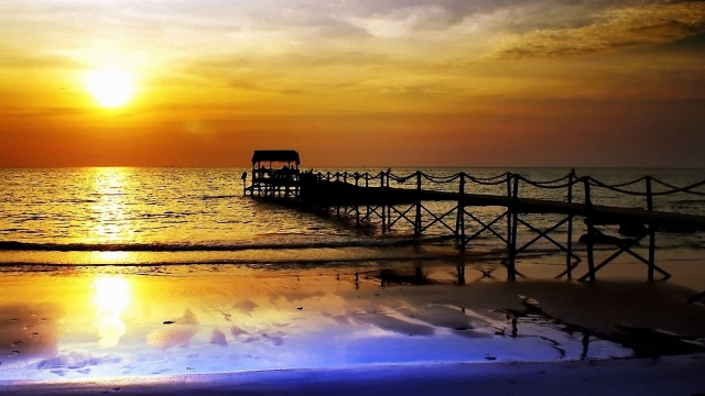 开元体育官网入口登录淡雅秋意！霜满草坪绿化带两侧，日落西山如画般迷人