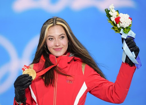 开元体育网站入口塑胶跑道彩色路面施工点亮夜间运动，让你露出运动狂的真面目